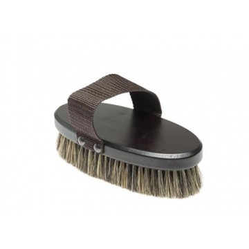 Harja luonnonjouhilla ja puukannella